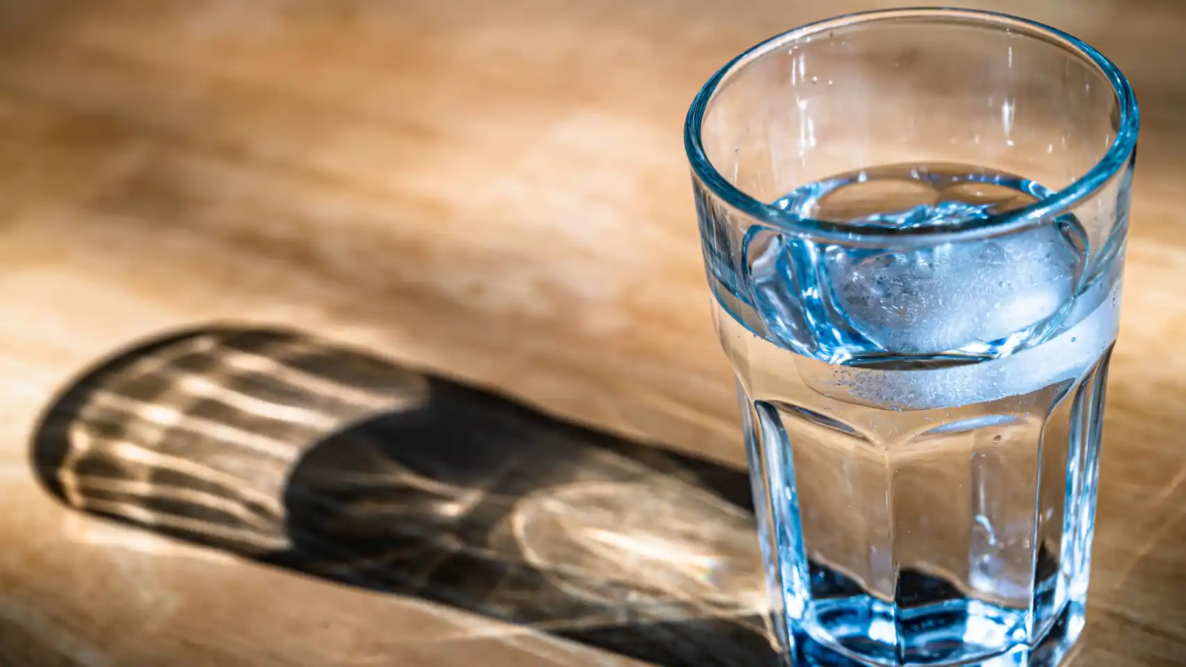 ¿Cuántos vasos de agua se debe consumir al día para prevenir golpes de calor?